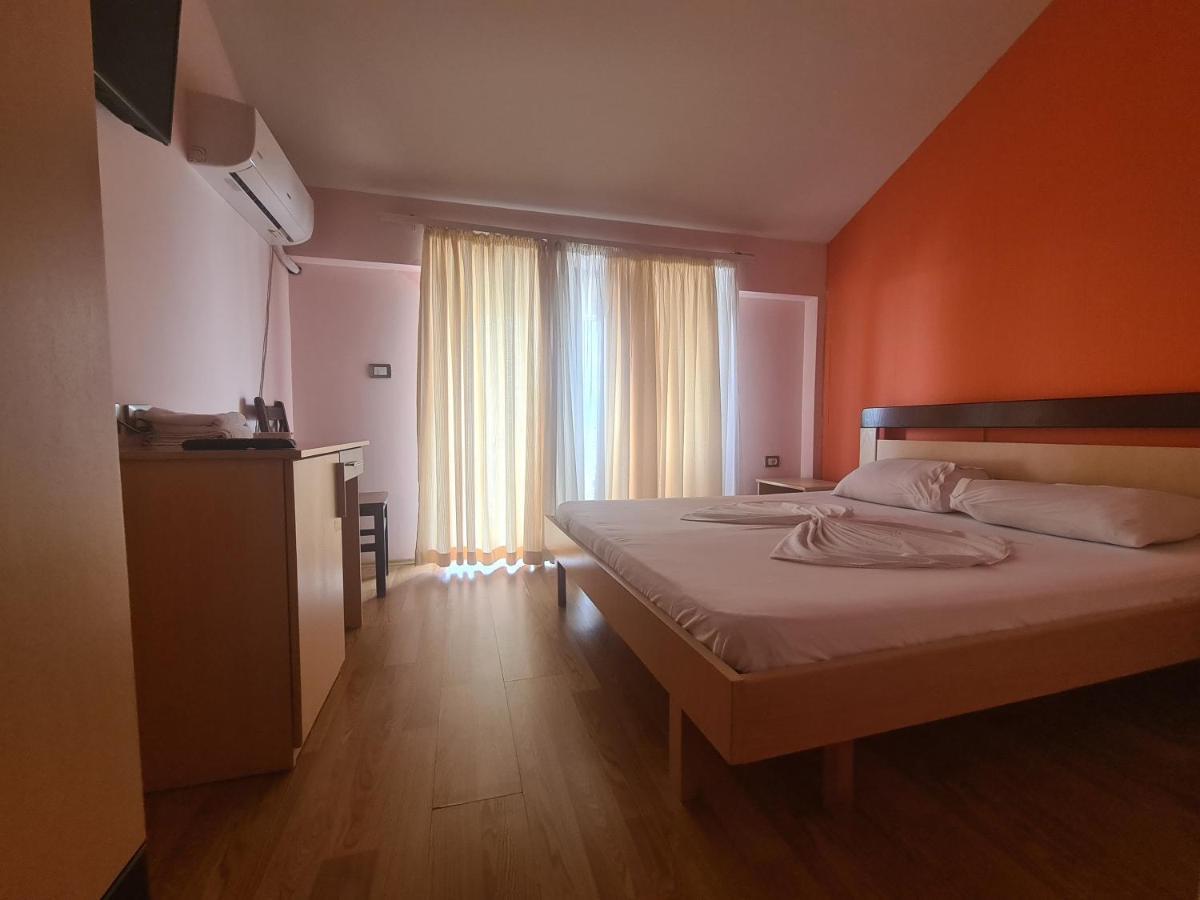 Hotel Kukesi Lini Eksteriør billede